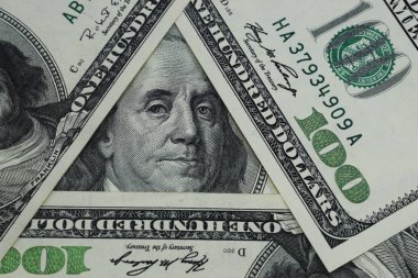 100 dolar bir üçgen şeklinde düzenlenir