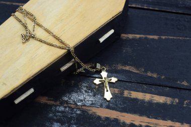 Tabut, mezar ve altın Hıristiyan haçı