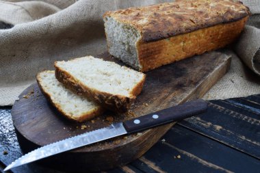 bir masanın üzerinde yatan taze ev yapımı ekmek dilimlenmiş