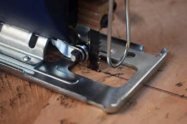 marangoz ağaç ile bir elektrikli testere gördüm, yakın çekim