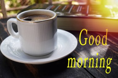 bir yazıt, Günaydın, bir fincan sıcak kahve ve en sevdiğiniz bir kitap yaz sabahları bir arka plan üzerinde