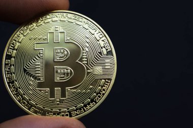 elektronik para bitcoin para siyah bir zemin üzerine