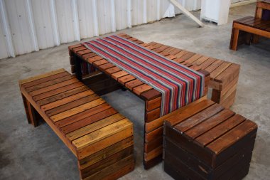 tabloda bir sokak Restoran ile ahşap Bank