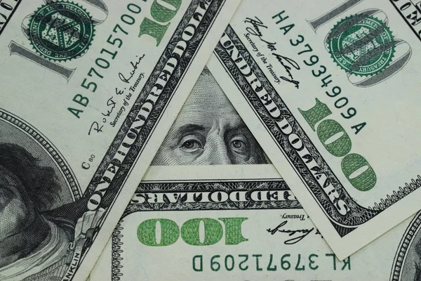100 dolar bir üçgen şeklinde düzenlenir