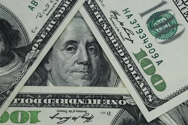 100 dolar bir üçgen şeklinde düzenlenir