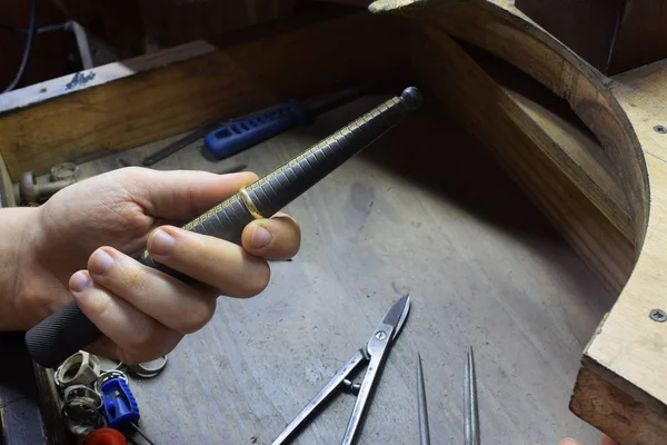 Industria Joyería Joyero Mira Tamaño Del Anillo Bodas Oro — Foto de Stock