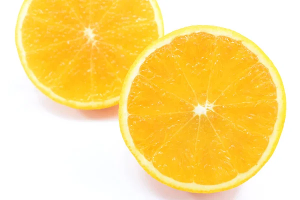 Orange Coupé Deux Sur Fond Blanc Gros Plan — Photo