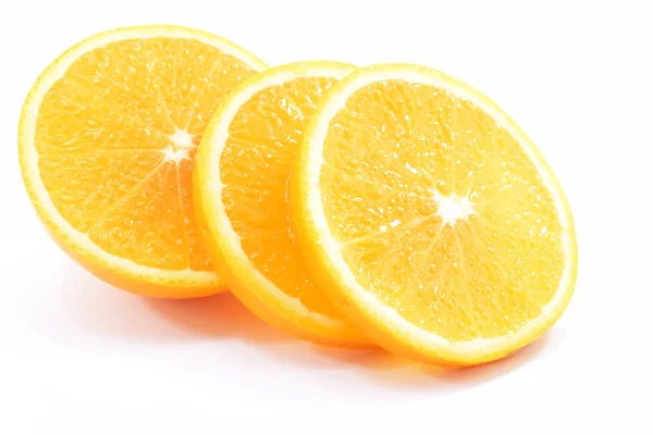 白地に新鮮なオレンジ スライス — ストック写真