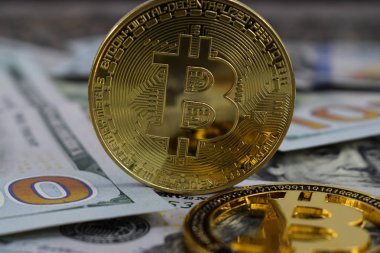Kripto-para ve dolar, para bitcoin ve yüz dolarlık banknot