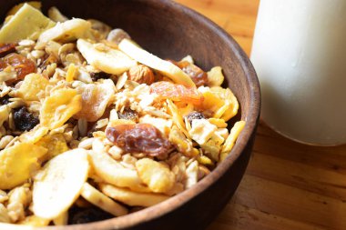 Sağlıklı Kahvaltı, müsli süt ile kahvaltıda yulaf ezmesi