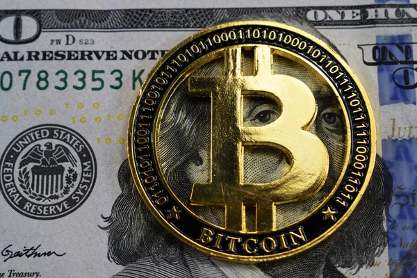 Kripto-para ve dolar, para bitcoin ve yüz dolarlık banknot