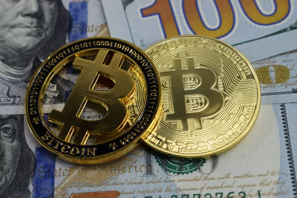 Kripto-para ve dolar, para bitcoin ve yüz dolarlık banknot