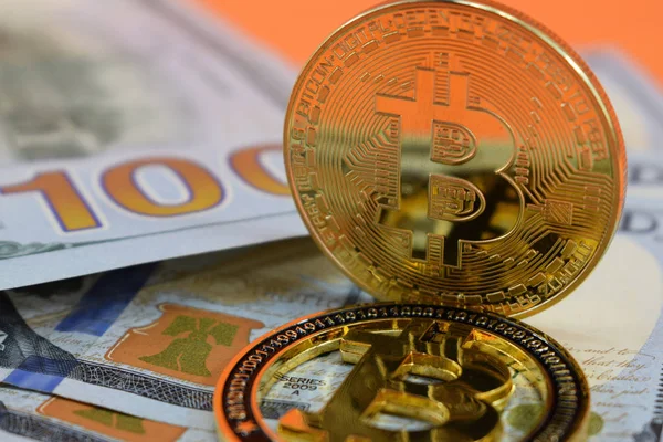 Kripto Döviz, dolar ve bitcoin birlikte bir yer için bir yazıt ile bir turuncu arka planda yalan