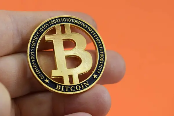 elektronik para sikke bitcoin turuncu bir arka plan üzerinde