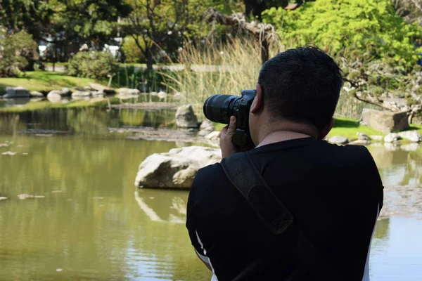 Photographer Takes Pictures Nature River Summer Park — Stock Photo, Image