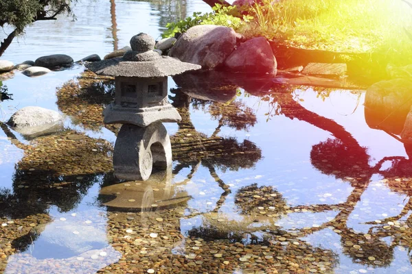 Japonya'da insanlar şans Coin atmak bir parkta Çeşme