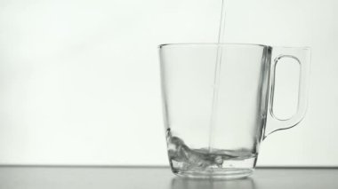 Sıcak su şeffaf çay fincan içine dökme