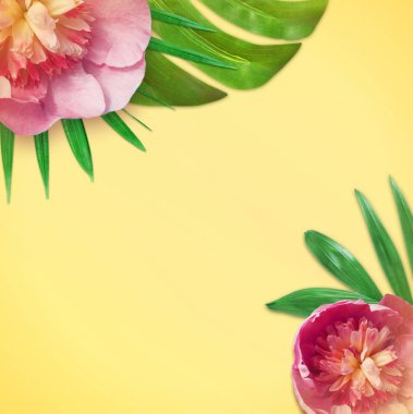 Sarı zemin üzerine çeşitli kırmızı çiçekler