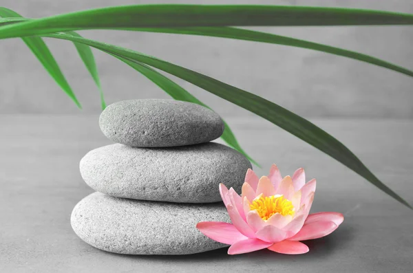 Steine balancieren. Zen und Wellness-Konzept. — Stockfoto