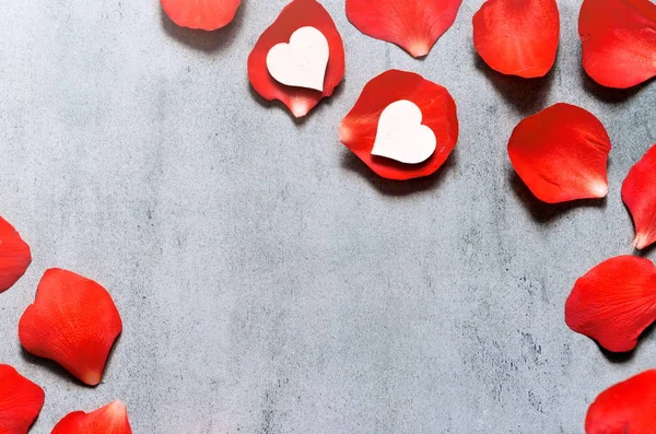 빨간 장미 꽃잎에 하트 장식입니다. 로맨스 개념입니다. 평면 위치, 최고 보기. — 스톡 사진