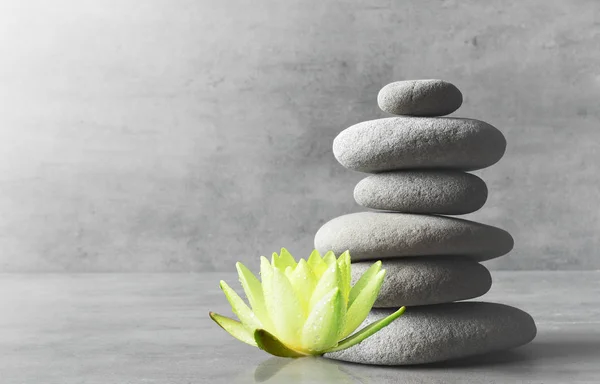 Steinbalance Und Weißer Blütenlotus Zen Und Wellness Konzept — Stockfoto
