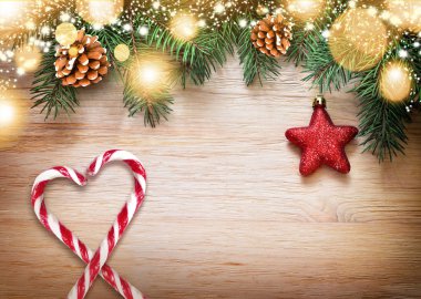 Noel dekorasyonu. Ahşap arka plan üzerinde kırmızı yıldız