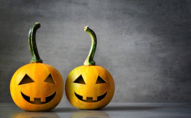 Korkunç Halloween pumpkins bir siyah arka plan üzerine izole. Korkunç gülümseyen oyun ya da şeker yüzler.