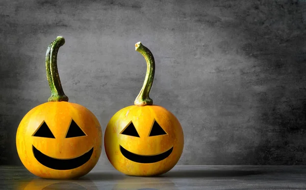 Korkunç Halloween pumpkins bir siyah arka plan üzerine izole. Korkunç gülümseyen oyun ya da şeker yüzler.