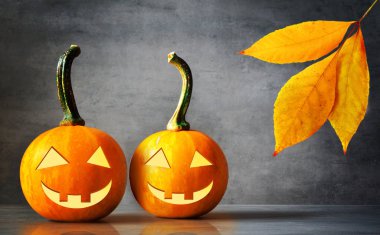 Siyah arka plan ile Halloween balkabağı fener ile kuru yaprakları.