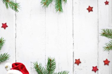 Köknar dalı ile metin kopyalama yeri olan eski ahşap eski püskü arka plan üzerinde Noel süsleri