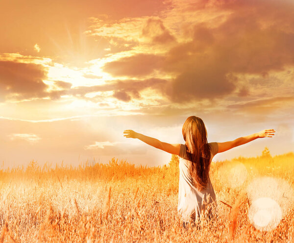 Счастливая свободная женщина, наслаждающаяся счастьем, свободой и природой
.