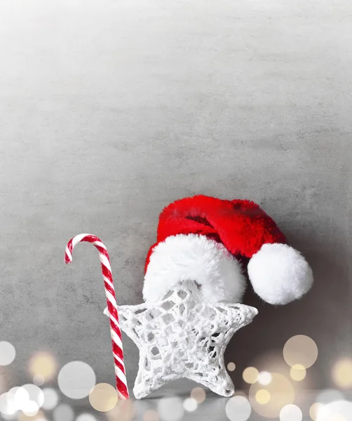 Kerst Decor Ster Met Kerstmuts Grijze Achtergrond — Stockfoto