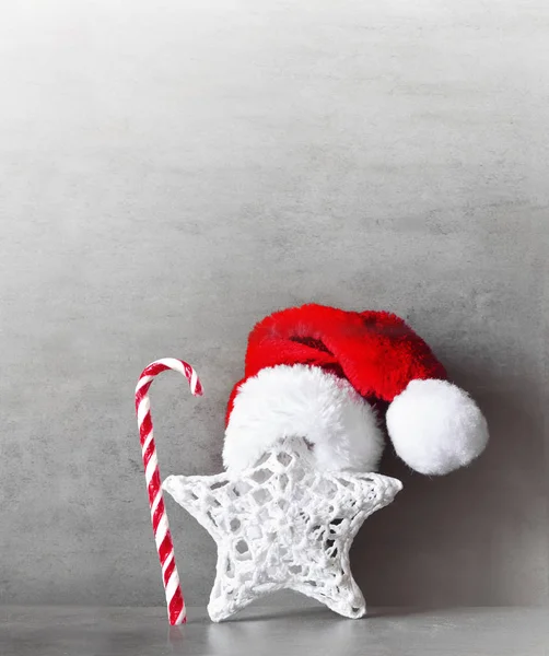 Kerst Decor Ster Met Kerstmuts Grijze Achtergrond — Stockfoto