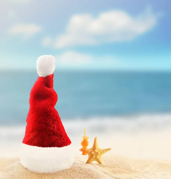 Βασίλη Καπέλο Στην Λευκή Άμμο Τροπική Παραλία Έννοιας Διακοπές Χριστουγέννων — Φωτογραφία Αρχείου