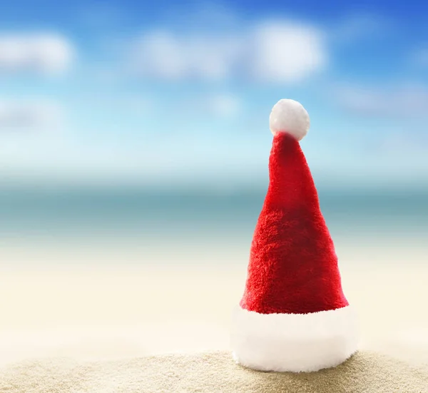 Tropikal Plaj Beyaz Kum Üzerinde Santa Claus Şapka Noel Yılbaşı — Stok fotoğraf