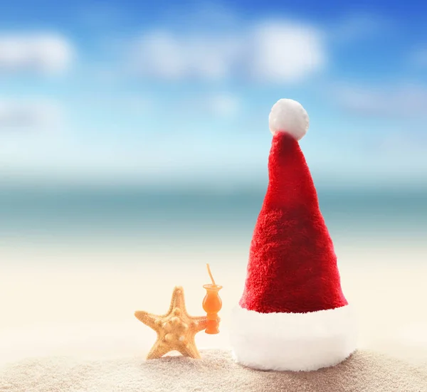 Chapéu Papai Noel Areia Branca Praia Tropical Conceito Natal Ano — Fotografia de Stock