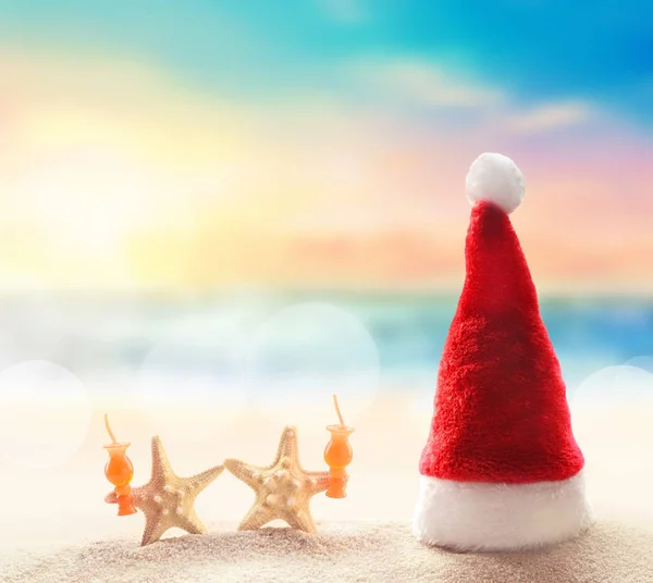 Cappello Babbo Natale su sabbia bianca di spiaggia tropicale. Natale o Capodanno concetto di vacanza . — Foto Stock