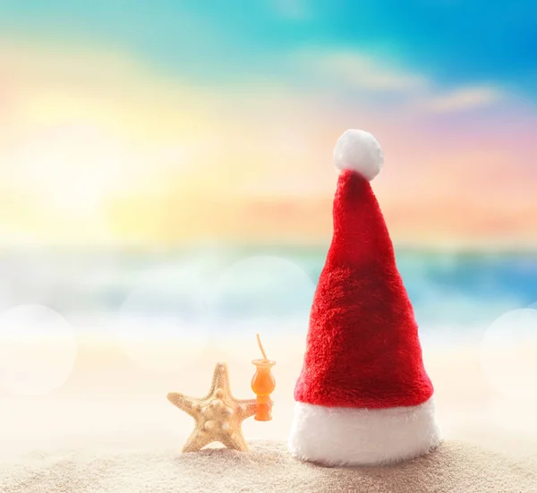 Cappello Babbo Natale su sabbia bianca di spiaggia tropicale. Natale o Capodanno concetto di vacanza . — Foto Stock