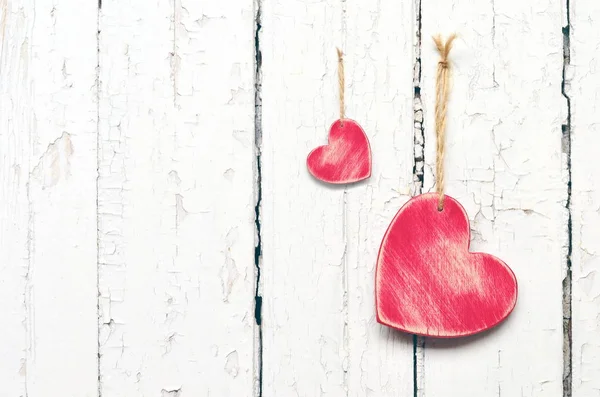 白色木制背景上的两颗红心 情人节 — 图库照片