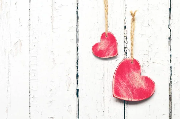 Κόκκινες καρδιές στο ξύλινο λευκό φόντο. Ημέρα του Αγίου Βαλεντίνου. — Φωτογραφία Αρχείου