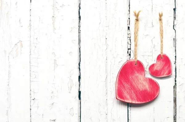 Κόκκινες καρδιές στο ξύλινο λευκό φόντο. Ημέρα του Αγίου Βαλεντίνου. — Φωτογραφία Αρχείου