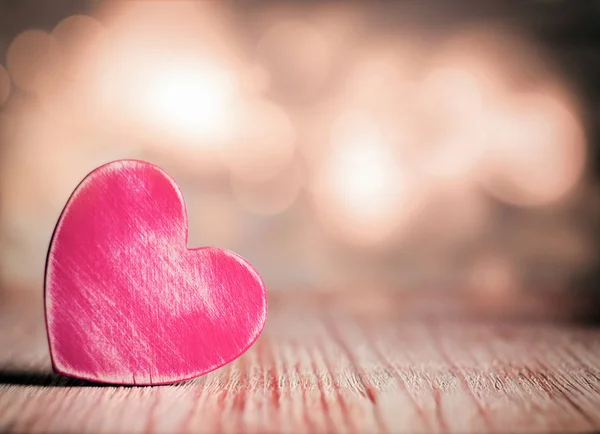 Sevgililer Günü Ahşap Arka Plan Üzerinde Kırmızı Kalp Kopya Alanı — Stok fotoğraf