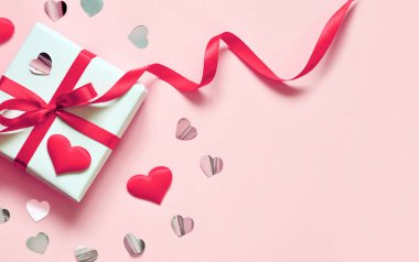 Sevgililer günü kompozisyon: beyaz hediye kutusu kalpleri ve yayla. Üstten görünüm. Yukarıdan görüntülemek