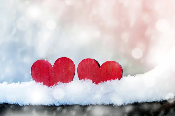 Два Красивых Романтических Винтажных Красных Сердца Вместе Белом Зимнем Фоне — стоковое фото