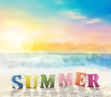 Yaz plaj. Yaz plaj ve deniz arka plan olarak renk harflerin kelime yaz.