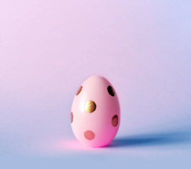 Paskalya yumurtası pastel mor zemin üzerine. Mutlu Paskalya kavramı. En az kavramı