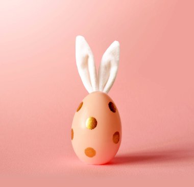 Tavşan kulakları en az konsepti ile Paskalya yortusu yumurta.