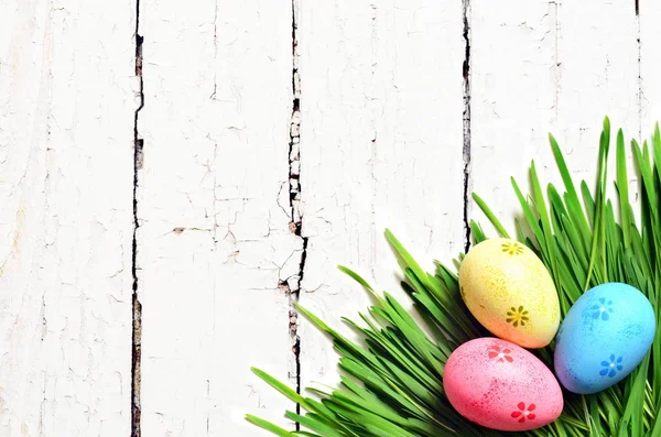 Huevos Pascua Pintados Una Hierba Verde Sobre Fondo Madera Feliz — Foto de Stock