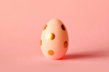 Pastel pembe bir arka plan üzerinde Paskalya yumurtası. Mutlu Paskalya kavramı. En az kavramı