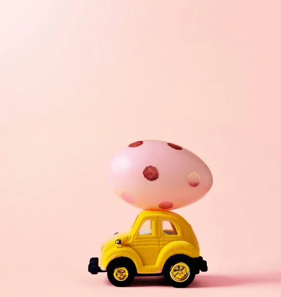 Œuf Pâques Voiture Jouet Sur Fond Rose Concept Heureux Pâques — Photo